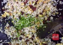 Illustration of how to make fried rice with preserved eggs 4