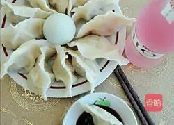 Illustration of making dumplings stuffed with pickled cabbage and pork stuffing 11