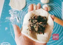 Illustration of how to make steamed buns with dried plums and vegetables 11