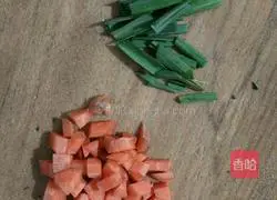 Illustration of how to make carrot and egg fried rice 1