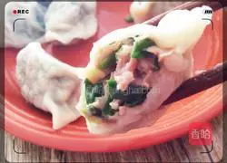 Illustration of how to make spring leek and fresh meat dumplings 8