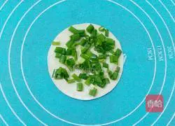 Illustration of how to make scallion pancake 2