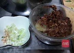 Illustration of how to make dumplings stuffed with soy sauce and chives 2