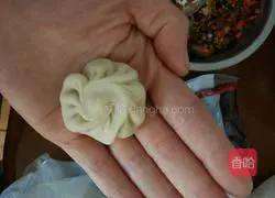 New ways to eat dumpling wrappers.Illustration of how to make small buns with dumpling wrappers 3