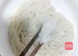 Illustration of how to make lard noodles 3