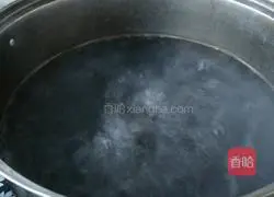 Illustration of how to make chicken and coriander dumplings 19