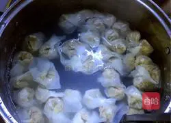 Illustration of how to make large stuffed wontons 7