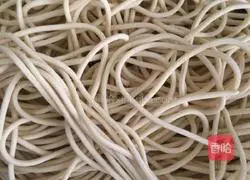 Illustration of how to make noodles with scallion oil 1