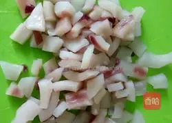 Illustration of how to make sesame raisin seafood fried rice 4