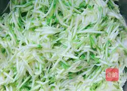 Illustration of how to make steamed buns with vegetarian filling 3