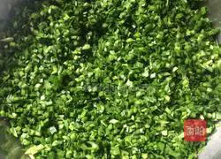 Illustration of how to make leek and meat wontons 1