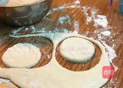 Illustration of how to make scallion pancake 10