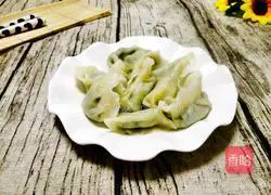 Illustration of how to make dumplings with vegetarian fillings 10