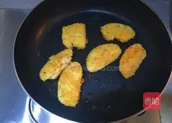 Illustration of how to make golden steamed bun slices 7