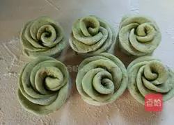 Illustration of how to make spinach and rose roll fancy steamed buns 12
