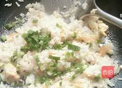 Illustration of how to make green garlic and oyster sauce fried rice 9