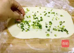 Illustration of how to make scallion oil layer cake 10