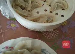 Illustration of how to make pork and celery dumplings 9