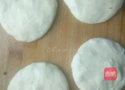 Illustration of how to make leek and egg pie 9