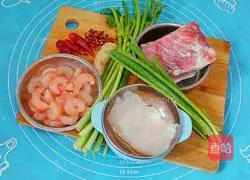 Illustration of how to make celery and shrimp dumplings 1