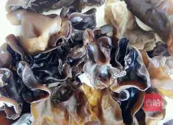 Illustration of how to make dumplings stuffed with zucchini and black fungus 2