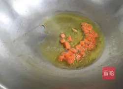 Illustration of how to make fried rice with beef and vegetables 3