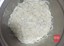 Illustration of how to make noodles with scallion oil 5