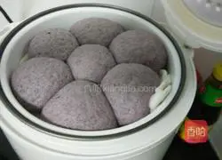 Illustration of how to make black rice noodles steamed buns 14