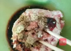 Illustration of how to make pork and leek dumplings 3