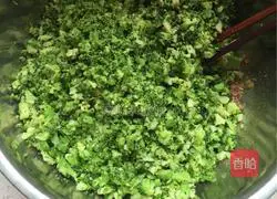 Illustration of how to make broccoli stuffed dumplings 5