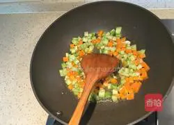 Illustration of how to make fried rice with colored peppers 6