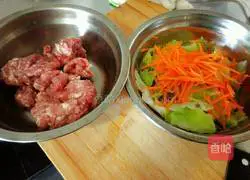 Illustration of how to make cabbage and pork wontons 1