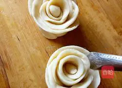 Illustration of how to make rose steamed buns 10
