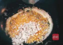 Illustration of how to fry crispy butter sesame cakes 7