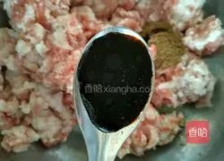 Illustration of how to make pork and cabbage dumpling stuffing 7