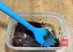 Illustration of how to spread brown sugar flour cake 3