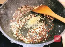 Illustration of how to make scallop and egg fried rice 13