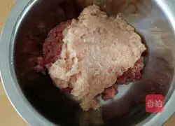 Illustration of how to make wontons stuffed with mandarin duck stuffing 1