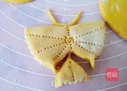 Illustration of how to make butterfly steamed buns 8