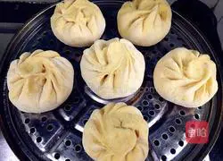 Illustration of how to make pumpkin, pork and vermicelli buns 12