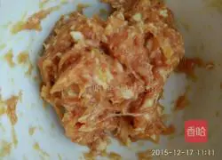 Illustration of how to make colorful lotus root meat pie 7