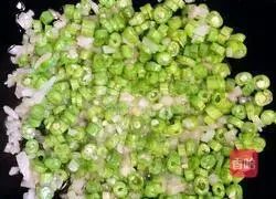 Illustration of how to make cowpea and soy sauce fried rice 4