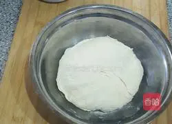 Illustration of how to make pork, cabbage and fungus dumplings 1