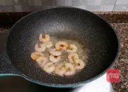 Pineapple and Shrimp Fried Rice Recipe Illustration 9