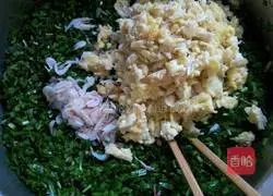 Illustration of how to make mountain leek and egg dumplings 10