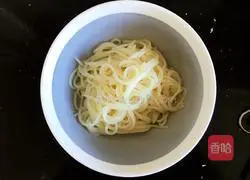 Illustration of how to make spicy beef rice noodles 3