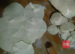 Illustration of how to make fried pork and cabbage dumplings 5