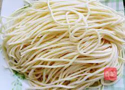 Illustration of how to make minced pork noodles 1