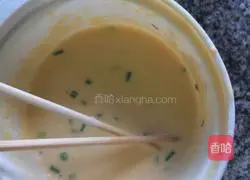 Illustration of how to make crispy egg pancake 1
