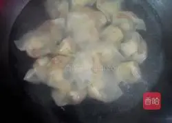 Illustration of how to make spicy and sour wontons 4